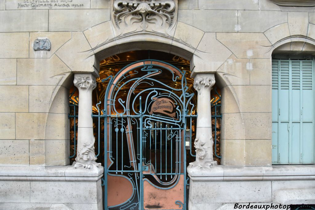 Une improbable porte d’entrée, qui rappelle beaucoup un autre architecte très libre du début du XXe siècle, l’espagnol Gaudi.