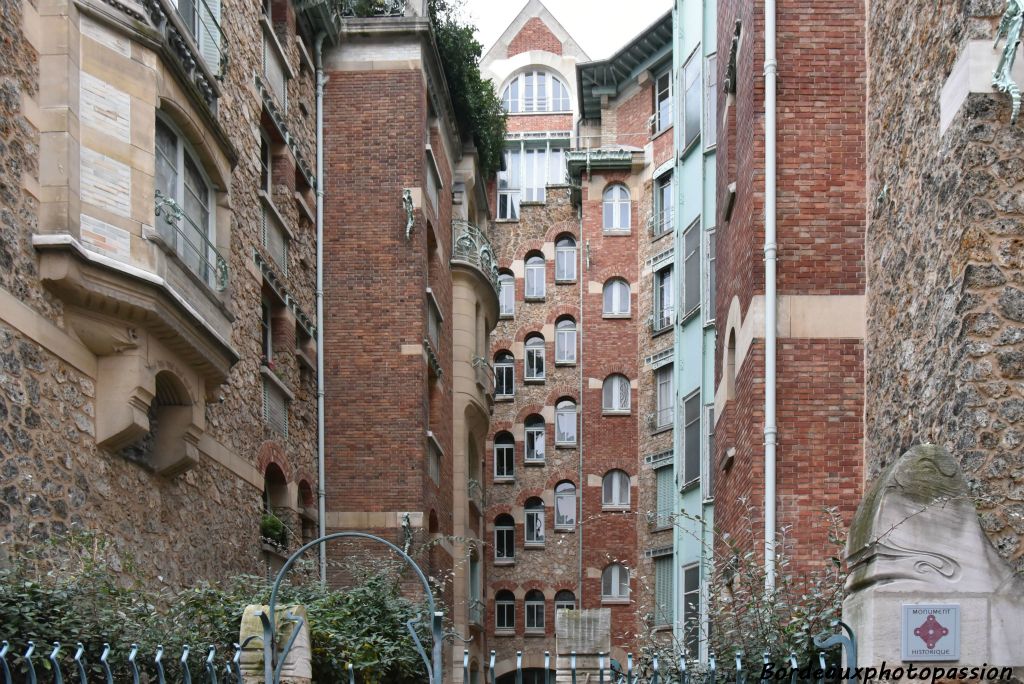 Le Castel Béranger qui posède un second corps à l'arrière, est un immeuble de rapport de 36 appartements. Il a été construit entre 1895 et 1898  pour la veuve Fournier.