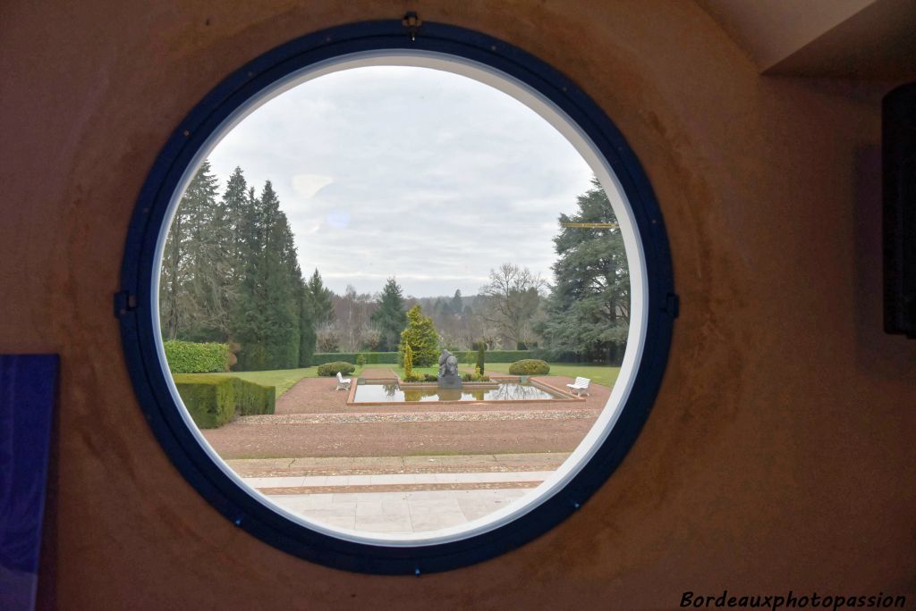 Vous n'êtes pas à bord d'un paquebot mais bien dans une maison de la région parisienne entourée d'un écrin  de verdure.