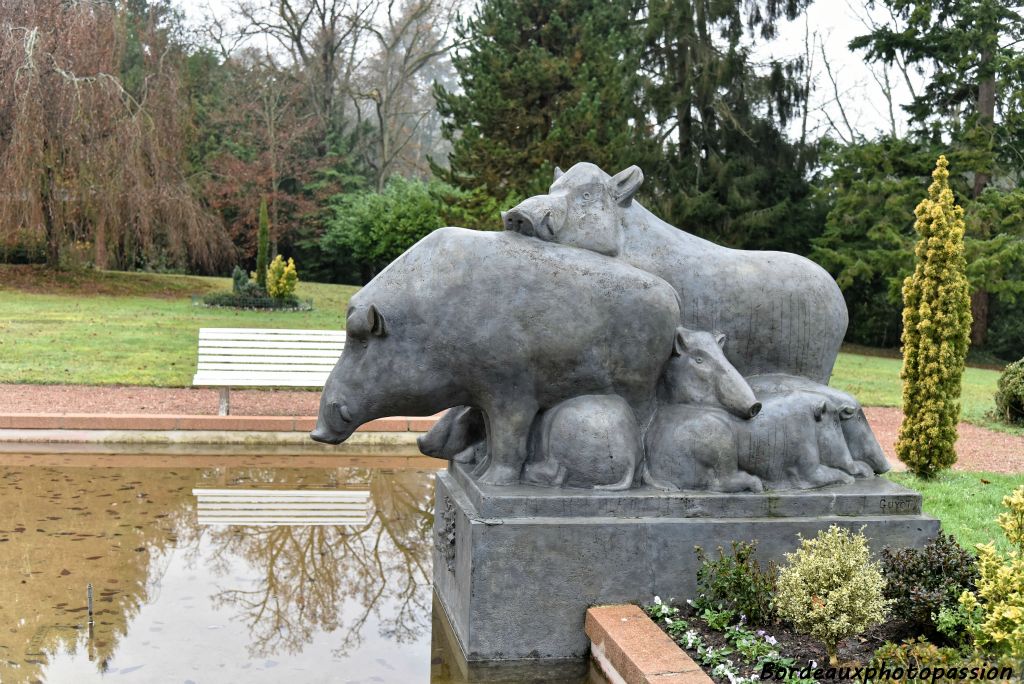 Ces sangliers prêts à se désaltérer sont l'œuvre du sculpteur animalier Georges Lucien Guyot.