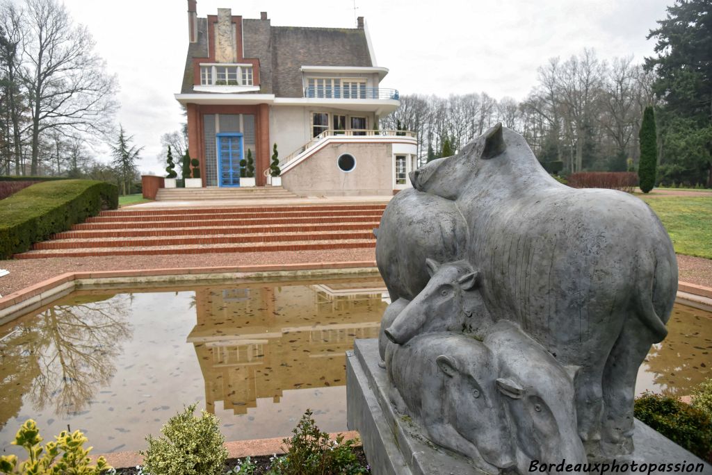 Ces sangliers contemplent une magnifique demeure depuis 1938. Elle a été construite par l'architecte décorateur Pierre Petit. Son premier propriétaire s'en servait de relai de chasse.