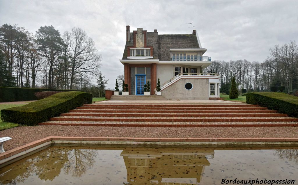 Cette maison avec fronton décoré d’Europe du Nord, agencée en hauteur, au toit pentu,  possède  une ossature bien affirmée en façade. Les étages vigoureusement séparés par des encorbellements prononcés, avec des éléments décoratifs multiples jouant sur la couleur des revêtements, est alors anachronique en 1938.