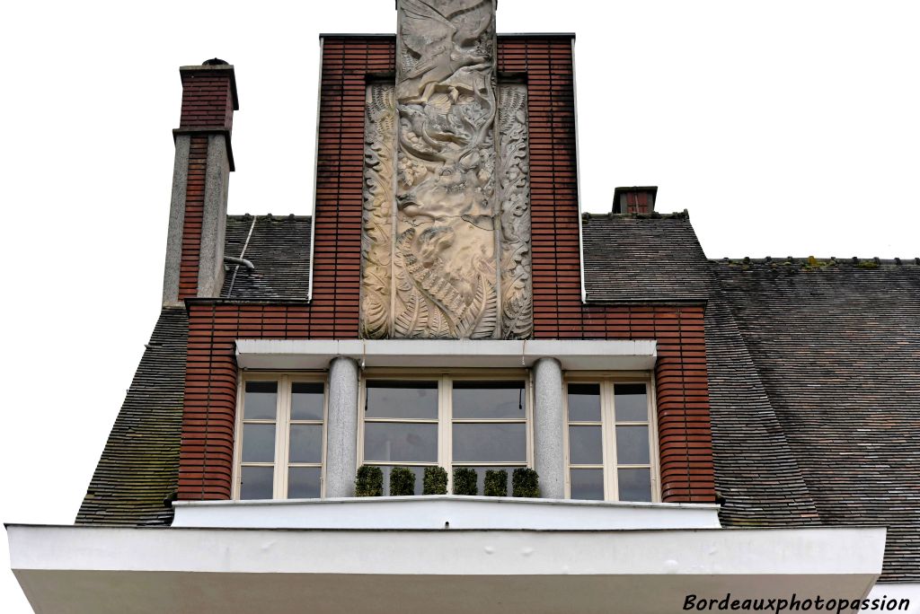 La baie du 1er étage est coiffée d'un original fronton sculpté.