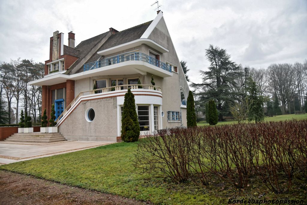 Tout n’est pas anachronique. Les pavés de verre sont utilisés  autour de la porte d’entrée, le garde-corps en bastingage bleu du second, les larges fenêtres en long, la rotonde du rez-de-chaussée sont des éléments d’architecture plus contemporaine utilisés par les architectes modernistes.