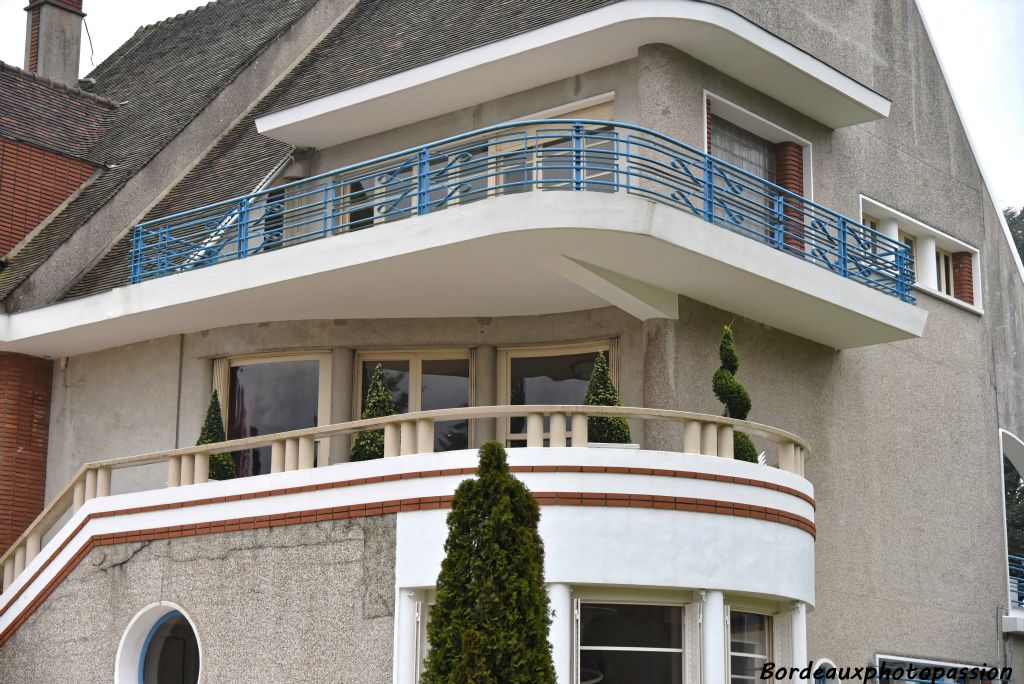 Cette photo met bien en évidence l’intelligence et le raffinement de la conception de cette maison. Tout est en contrastes savants entre les avancées des terrasses et auvent et les retraits, la géométrie rigoureuse et les courbes privilégiées de ce côté. Les contrastes des couleurs des matériaux, les gardes-corps de dessins différents.