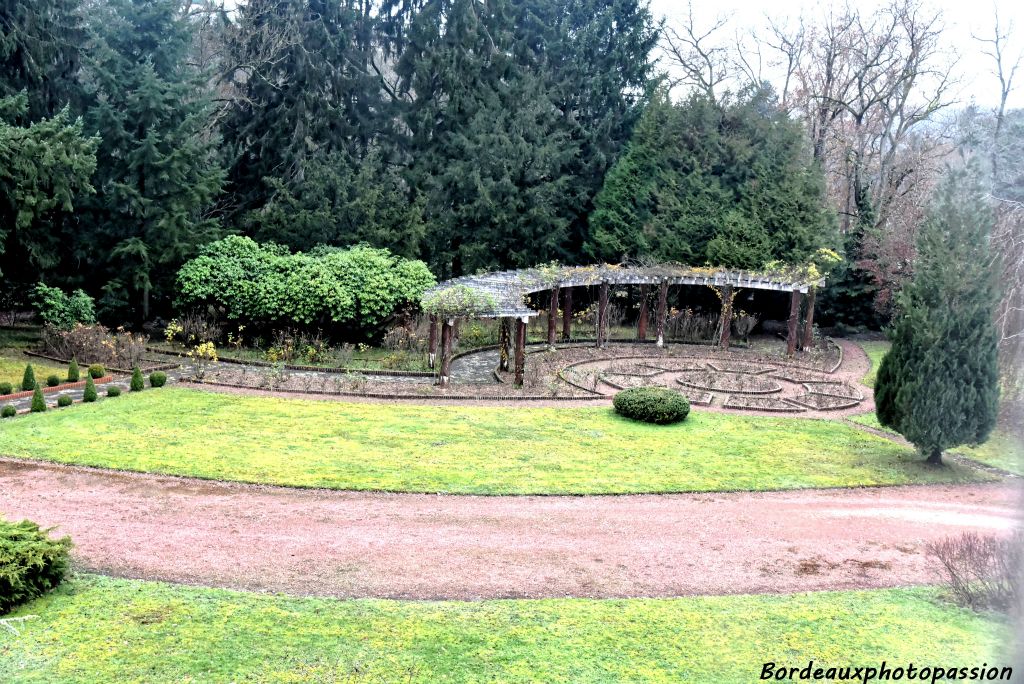 Une pergola apportant  une ombre estivale permettant d'admirer le chef d'œuvre de Pierre Petit.