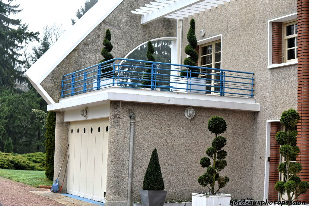 Cette façade est l’exact inverse de la façade simple et lisse et blanche de rigueur en cette fin des années 30. 