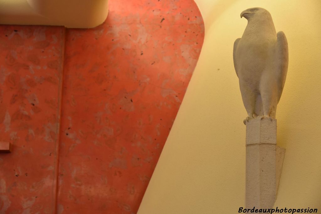 Le faucon, spécialement réalisé pour la décoration de la cheminée par Georges Lucien Guyot, surveille le salon.