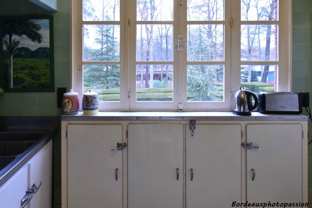 Ce qui est  remarquable ici c'est l’équivalent d’un frigidaire sous la fenêtre. Ce meuble « garde-manger » communiquait avec l’extérieur pour garder au froid ou au frais les aliments.