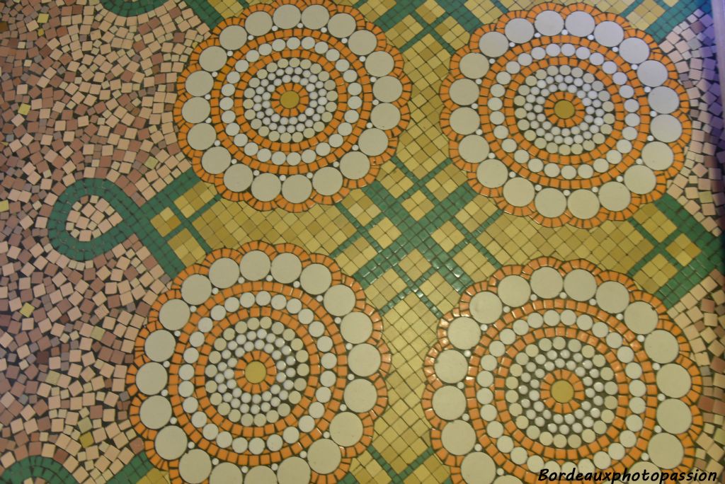 La mosaïque Art Dèco est originale et raffinée. Les semis du pourtour sont couleur vieux rose très utilisée à l’époque.