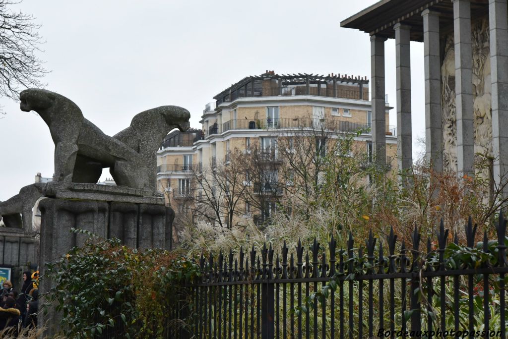 L'architecte Albert Laprade proposa au maréchal Lyautey, commissaire général de l'Exposition colonialede 1931,  un plan qui "faisait l'union des anciens et des modernes" en empruntant à l'Esprit nouveau par sa ligne rigoureuse, tout en manifestant un souci de "grandeur". 