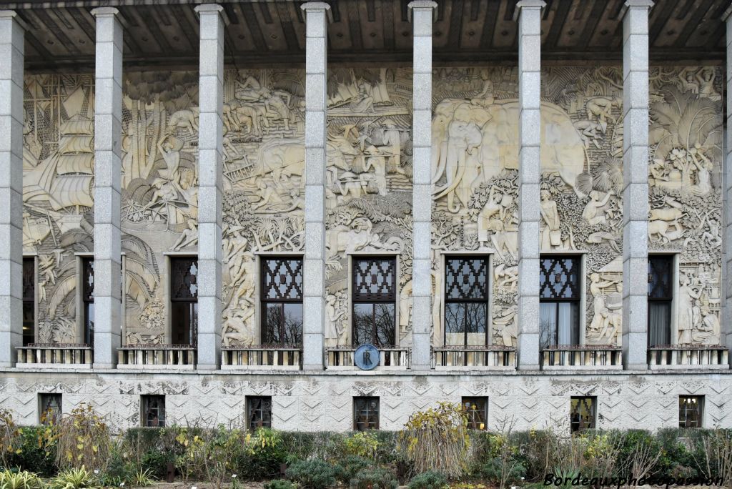 Le sculpteur Alfred Janniot qui a réalisé les décors pour le paquebot Ile-de-France en 1927, proposa un bas-relief de 1 100m² . Il habillait ainsi de pierre du Poitou la froideur du béton armé.