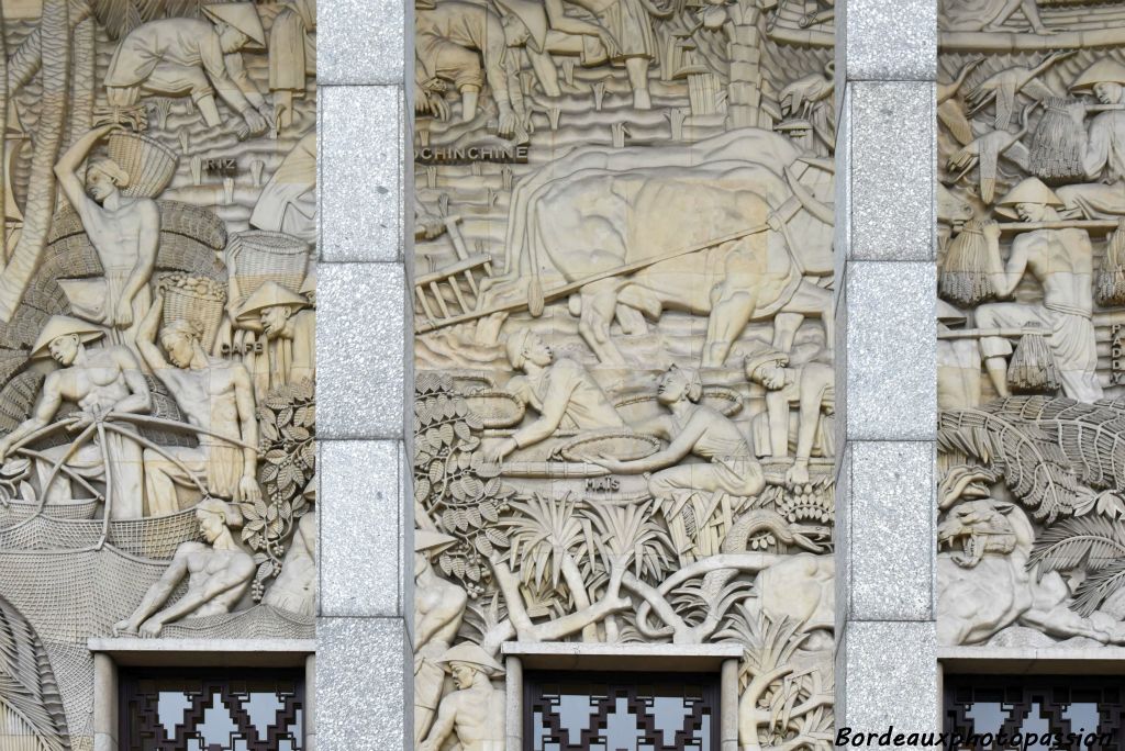 Sur la partie droite, Janniot a dédié son bas-relief plutôt à l'Asie et à gauche à l'Afrique. Sur le côté Est, apparaissent les colonies d’Océanie ; sur le côté Ouest, celles d’Amérique.