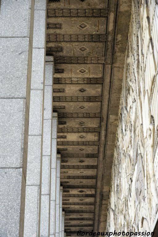 Il faut reconnaître à l'architecte Laprade l'élégance de ces piliers qui ouvre le champ de vision pour le bas-relief.