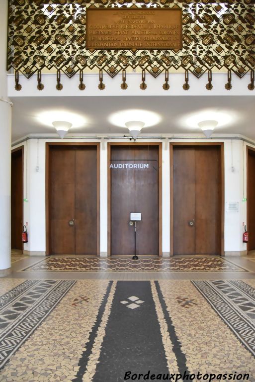 Un immense hall déservant à gauche le bureau de Reynaud, à droite celui de Lyautey. En face l'accès à la grande salle de l'auditorium.