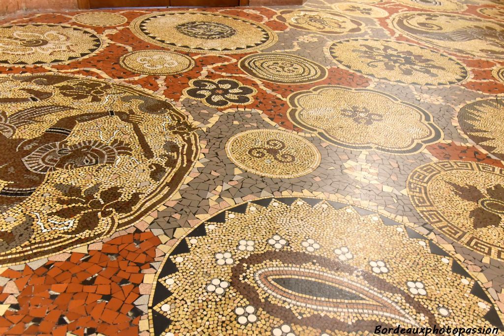 Des mosaïques extrèmement riches illustrant au sol quelques thèmes de l'empire colonial.