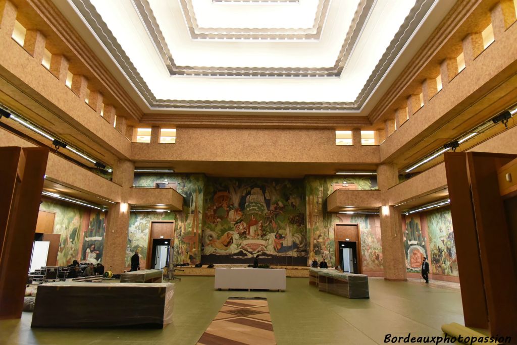 D’allure monumentale et solennelle, Le Forum, ancienne Salle des fêtes, constitue le cœur du bâtiment. D’une hauteur de plafond de 27 mètres et d’une superficie de 900 mètres carrés, elle était pendant l'exposition internationale un lieu de célébration de la politique coloniale, de réceptions officielles et de spectacles.