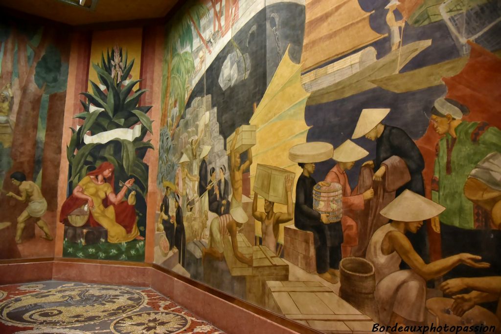 Les murs de la salle ont été entièrement décorés de fresques réalisées par Pierre Ducos de la Haille  et ses élèves de l’école des Beaux-Arts. 