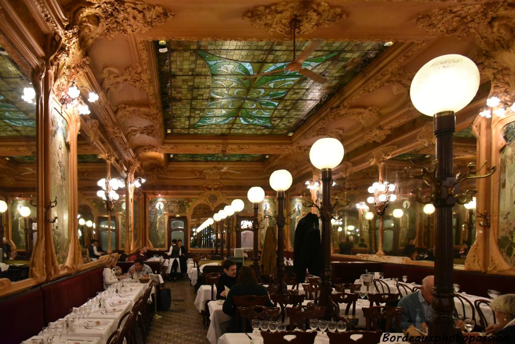 Au 16 rue du Faubourg Saint-Denis dans le XVe, le client  qui rentre dans la brasserie Julien baigne de suite dans une atmosphère Belle époque.