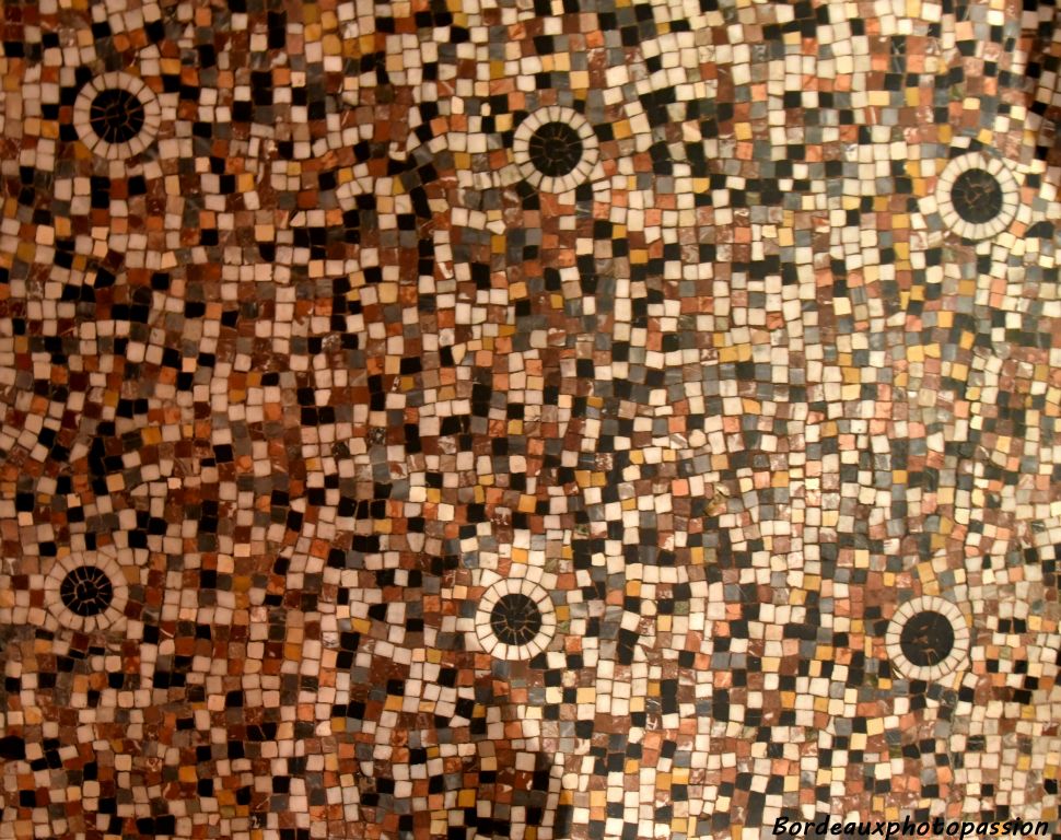 Une mosaïque simple pour ce décor si riche.