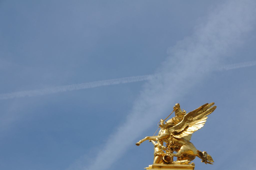 Sur le pont  Alexandre III, un cheval ailé a eu peur des avions.