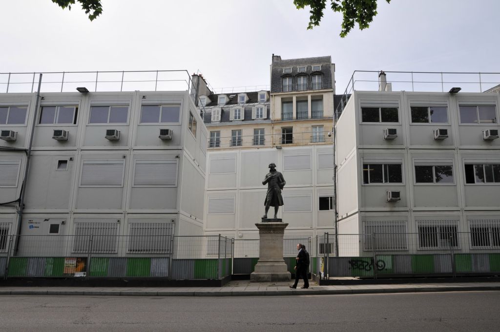 Condorcet est mort dans sa cellule et sa statue est vraiment à l'étroit quai de Conti.