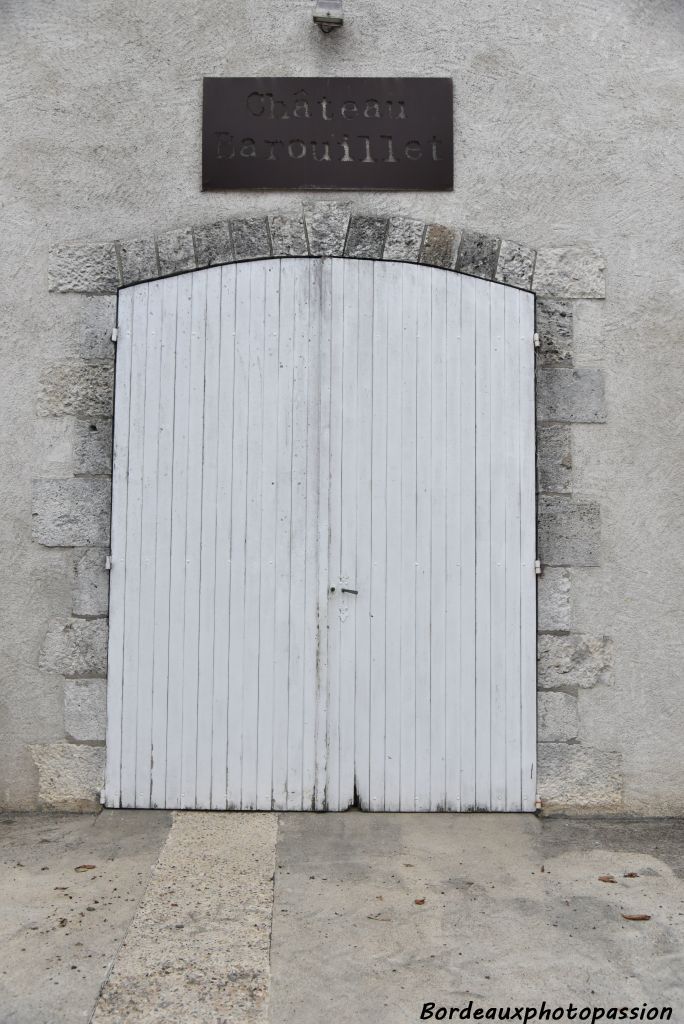 Contrairement à l'état de la plaque au-dessus du chai, le Barouillet ne fait pas rouiller ! (voir site barouillet.com)