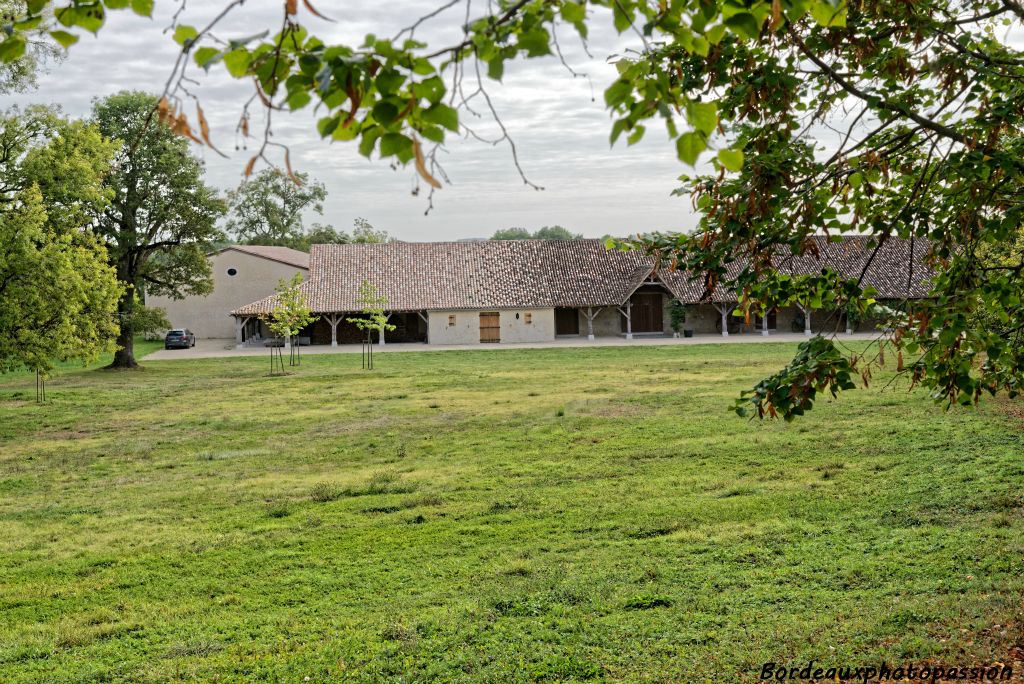 Tous les bâtiments ont été restaurés dans les règles de l'art, une architecture caractéristique de la Dordogne.