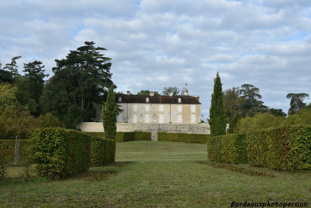 Depuis 2012, la Famille Scheufele reprend le flambeau. Le château lui-même est sur une hauteur dominant le village de Monestier.