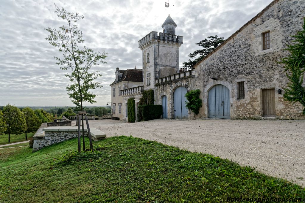 Les vestiges du XIIIe siècle côtoient des réalisations de l’époque Renaissance. La façade fut rebâtie au XVIIe et la tour au XIXe selon Viollet Le Duc.