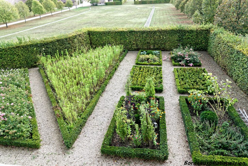 Des jardins à la française tirés au cordeau tout comme le reste du parc et des bâtiments.