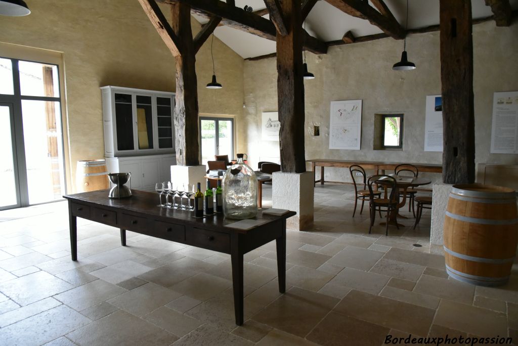 Une vaste et belle salle de dégustation attend les visiteurs.