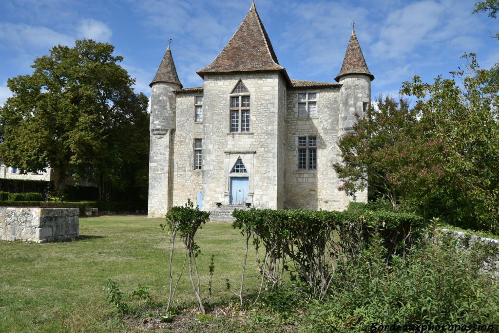 L'intérieur du château doit être restauré. Il ne se visite donc pas.