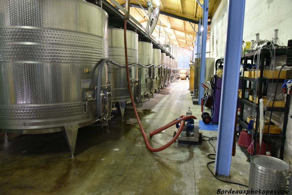 Pour vinifier les vins d'AOC Bergerac et côtes de Bergerac, le château Panisseau possède aussi des cuves en inox.