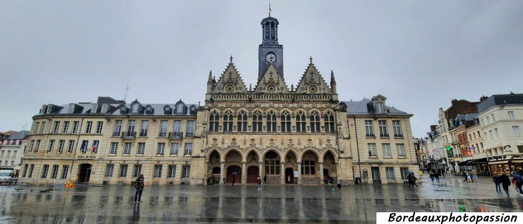 Achevé en 1509, l'Hôtel de ville de Saint-Quentin a été construit dans le style gothique flamboyant. Le campanile est doté de 37 cloches.