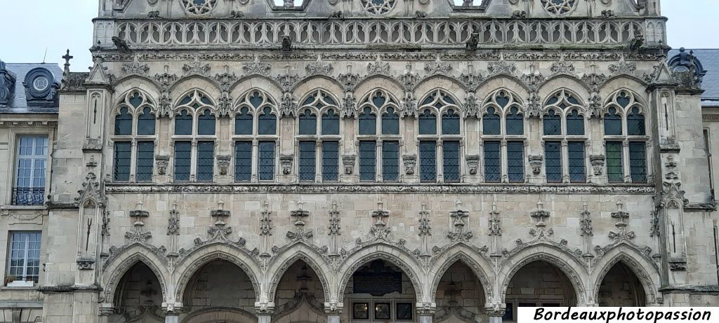 La façade est ornée de 173 sculptures.