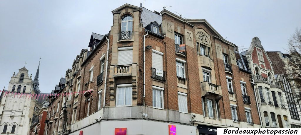 A l’angle de la rue Saint-André, le premier immeuble, la maison des Corporations a été reconstruite dans un pur style Art déco : lignes verticales, frontons massifs, et bow-windows