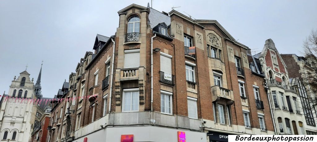 A l’angle de la rue Saint-André, le premier immeuble, la maison des Corporations a été reconstruite dans un pur style Art déco : lignes verticales, frontons massifs, et bow-windows