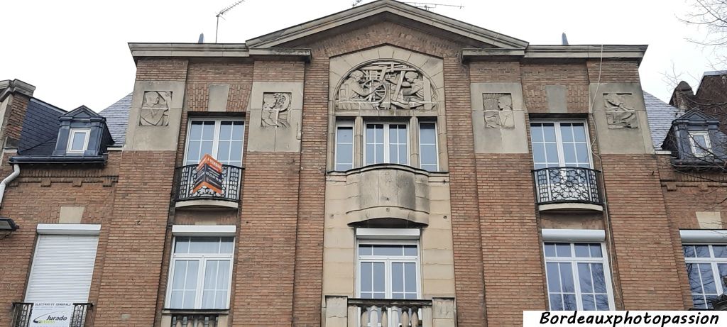 C'est la briquette qui domine dans la reconstruction de cet immeuble détruit pendant la Première Guerre.