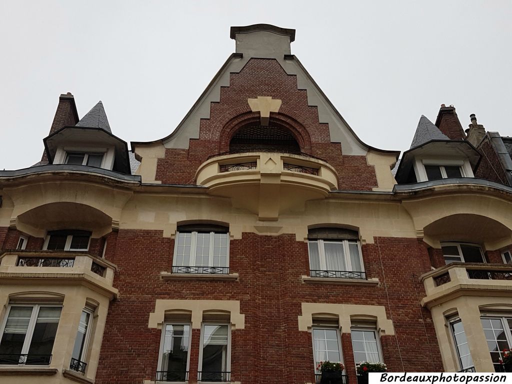 Puissante lucarne-pignon intégrant un balcon et une loggia.