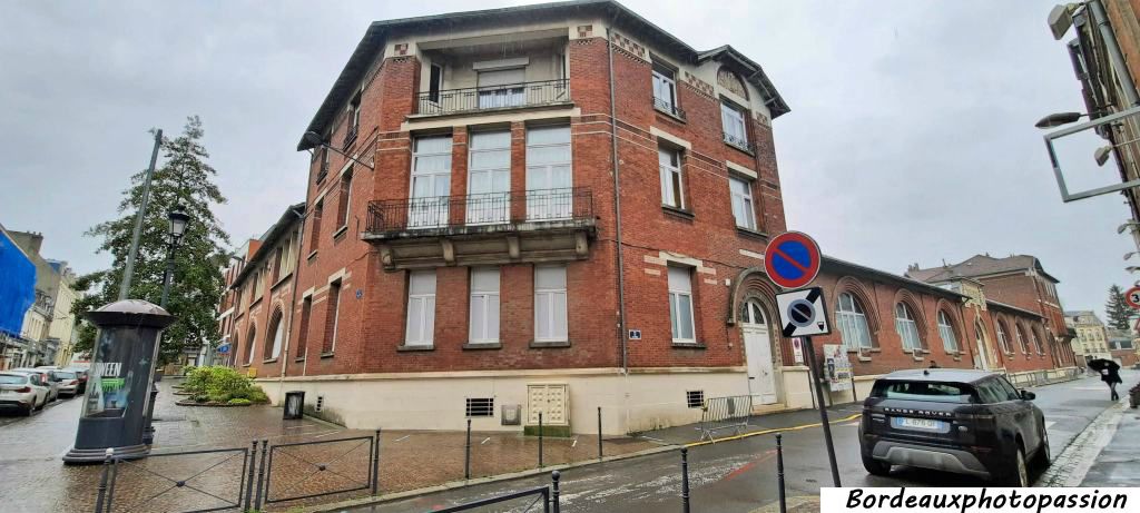 Groupe scolaire construit en 1926-27 avec un beau travail sur l'utilisation de la briquette.