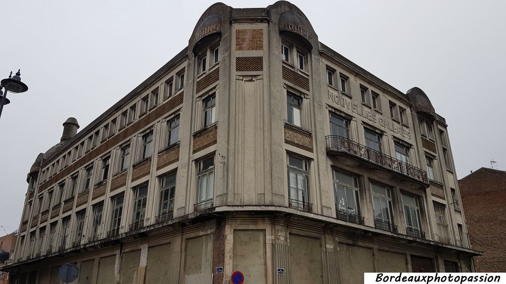 Les anciennes Nouvelles Galeries où le béton s'exprime à son maximum.