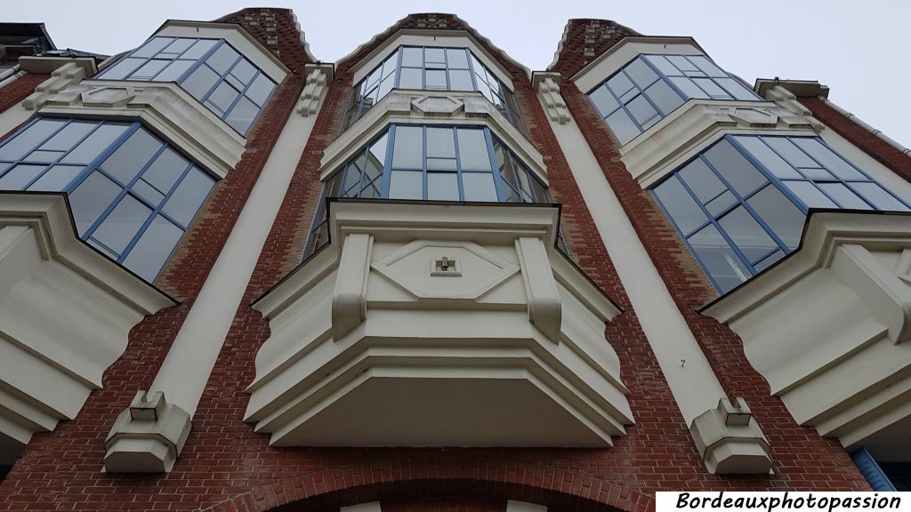 Le bâtiment construit en 1929 est un écho de l’hôtel de ville.