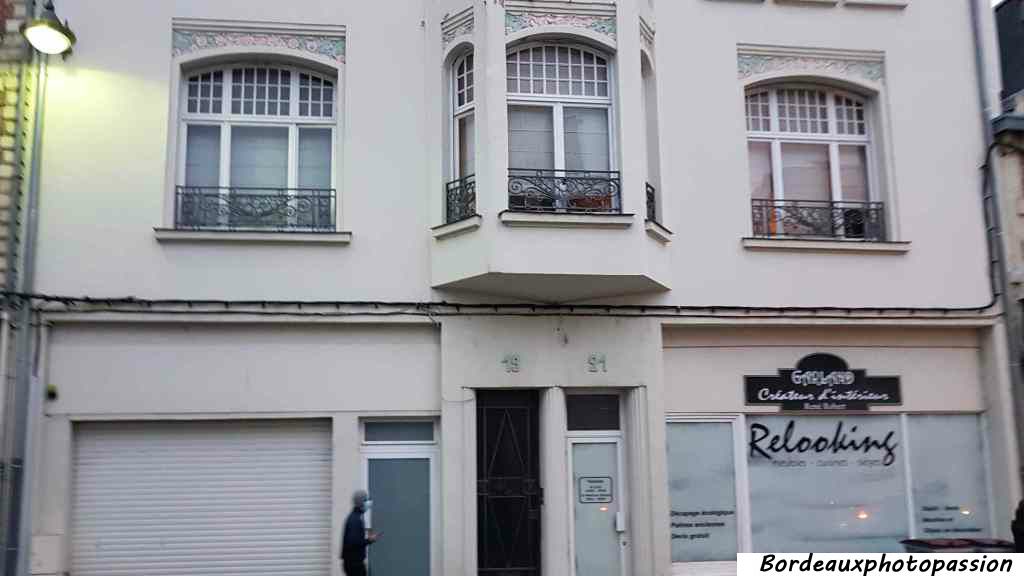 Au 19-21 rue de la sous-préfecture, Louis Guindez réalise un ensemble-atelier-habitation...