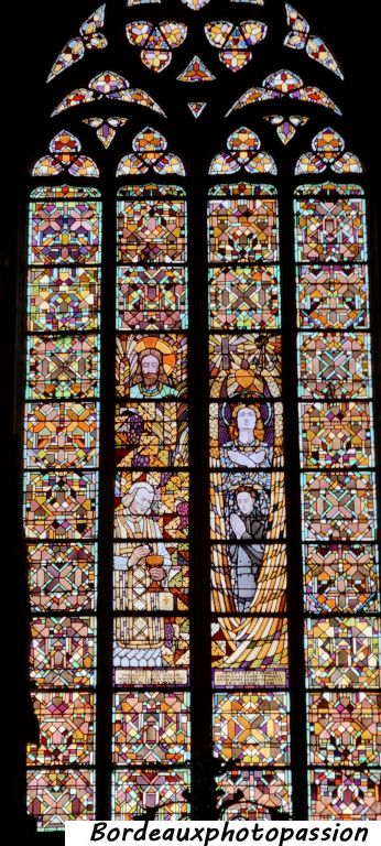 Dans la basilique gothique Saint-Quentin, deux chapelles opposées ont des vitraux de style Art Déco.