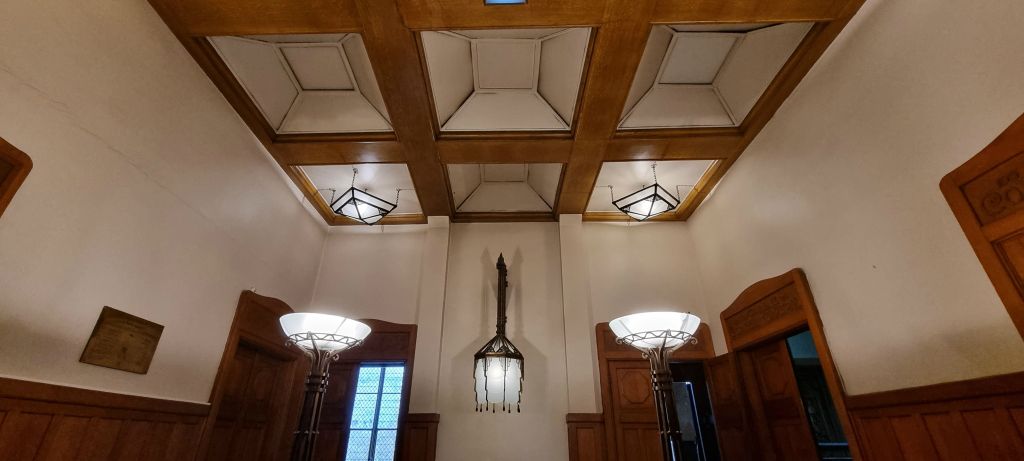 Tous les éléments du décor sont l'œuvre de l'architecte municipal Louis Guindez.