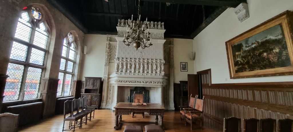 Plusieurs fois restaurée, cette salle possède un plafond en carène de navire issu de l'architecture gothique,