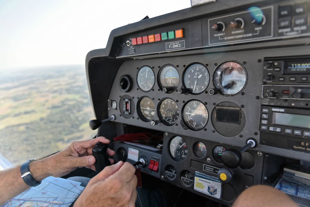 Après avoir testé les nombreux écrans de son tableau de bord, notre pilote a fait décoller l'avion avec une facilité déconcertante.