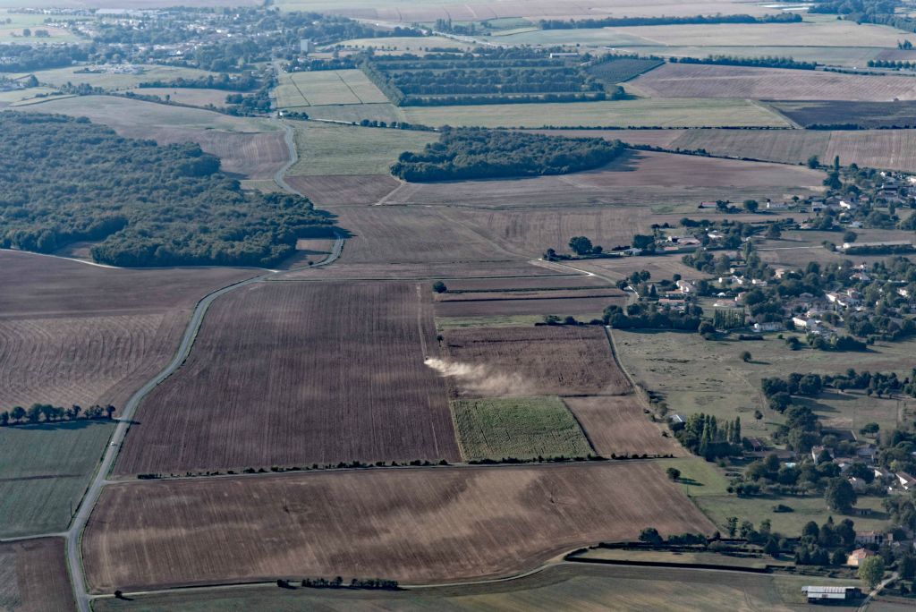 Non ce n'est pas de la fumée mais un tracteur soulevant un nuage de poussière.