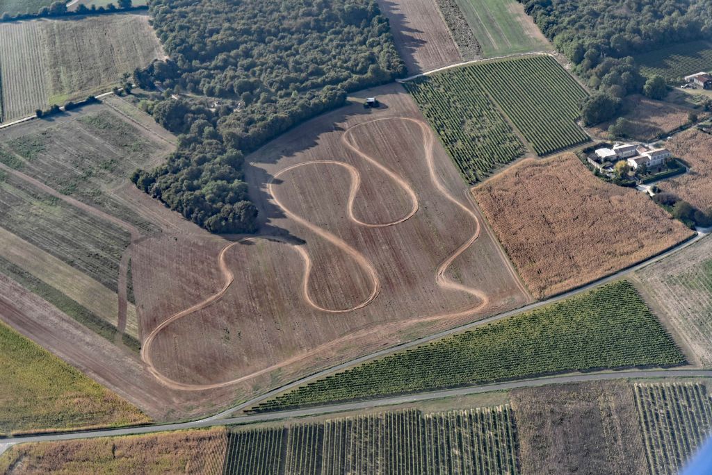 Insolite cette courbe blanche au milieu de polygones colorés.